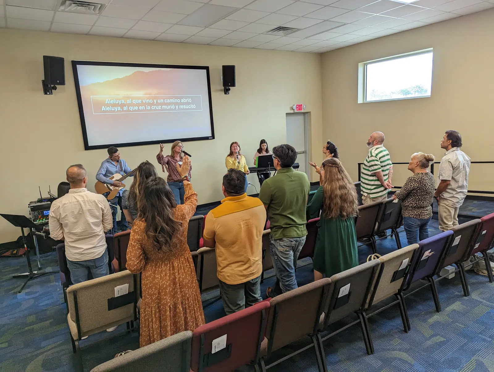 Congregación de Semilla de Vida adorando juntos